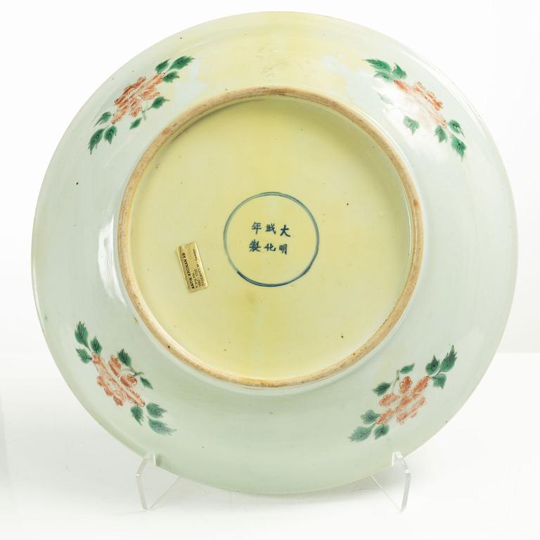 A large Chinese famille verte dish, Qing dynasty, Kangxi (1662-1722).