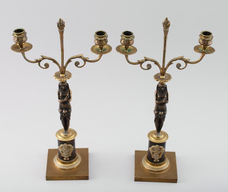 KANDELABRAR, 1 par, mässing och patinerad metall, empirestil, 1800-/1900-tal.