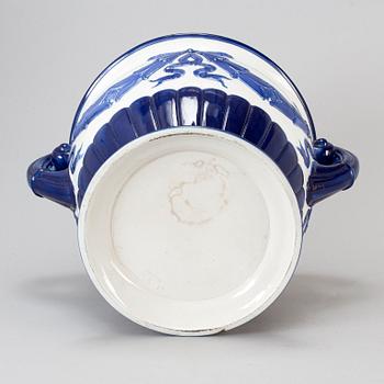 A creamware flowerpot, Göteborgs porslinsfabrik, 1910-20s.