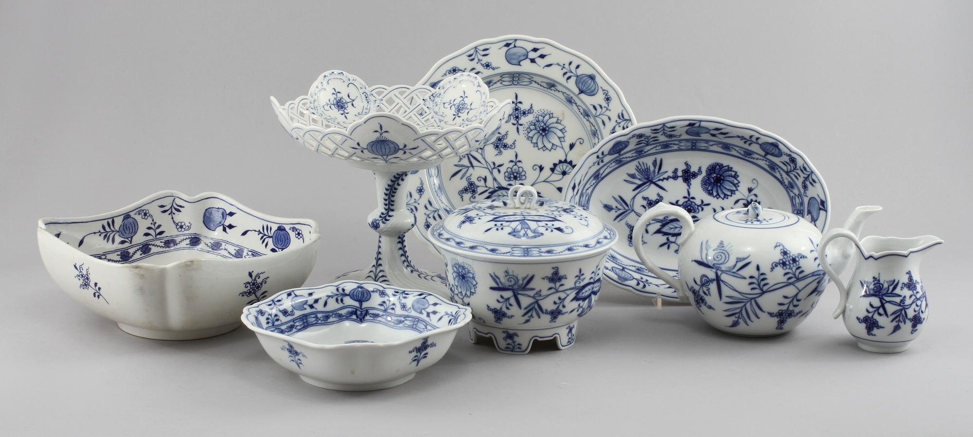 SERVISDELAR, 7 st, porslin, "Lökmönstret", Meissen, 1900-talets andra hälft.