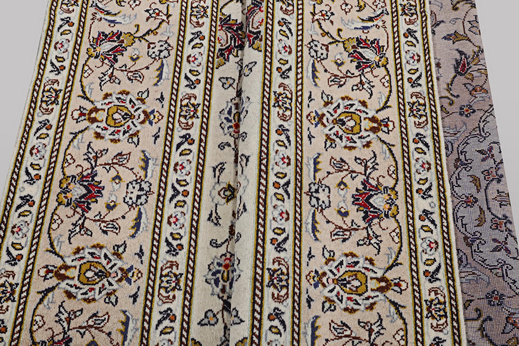 A carpet, Kashan, ca 298 x 197 cm.