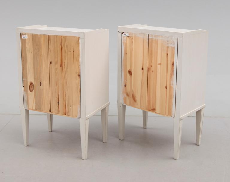 SÄNGBORD, 1 par, gustaviansk stil, 1900-talets andra hälft.