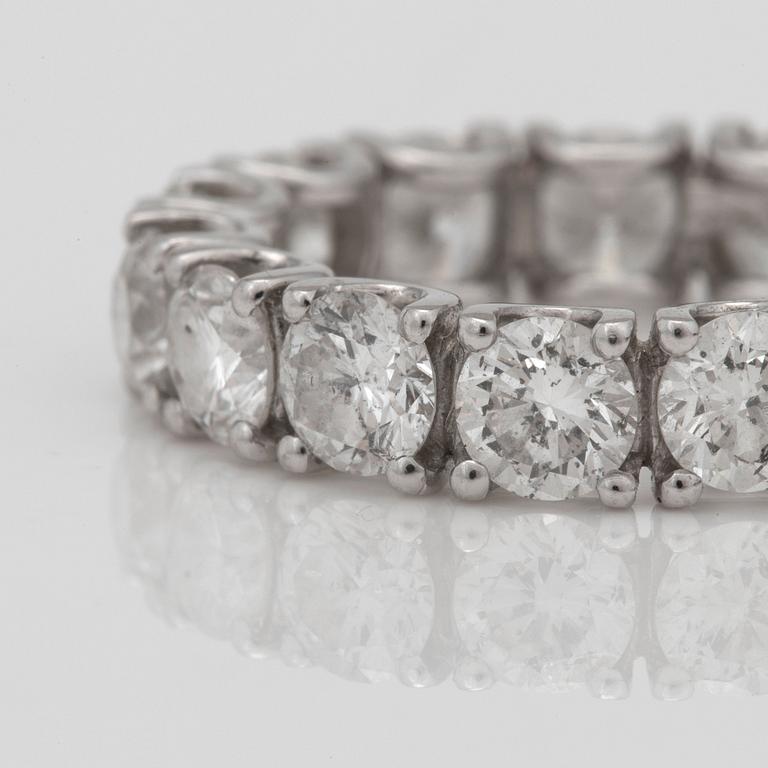 A brilliant-cut diamond eternity ring, circa 5.00 ct.
Quality circa G-H/SI.