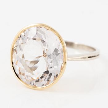 Ring, 18K gold with oval morganite 6.99 ct.