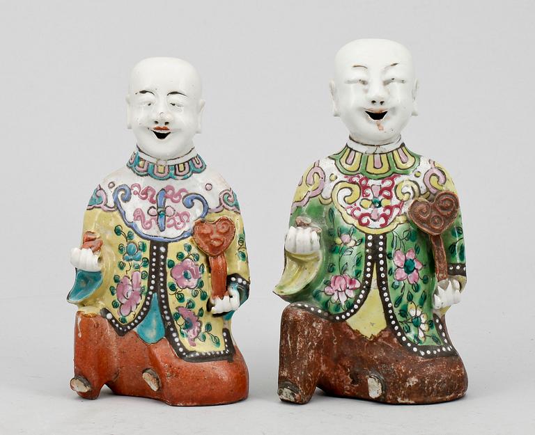 FIGURINER, ett par, porslin. Qing dynastin, 1800-tal.
