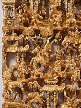 A carved and gilded wooden panel, late Qing dynasty.