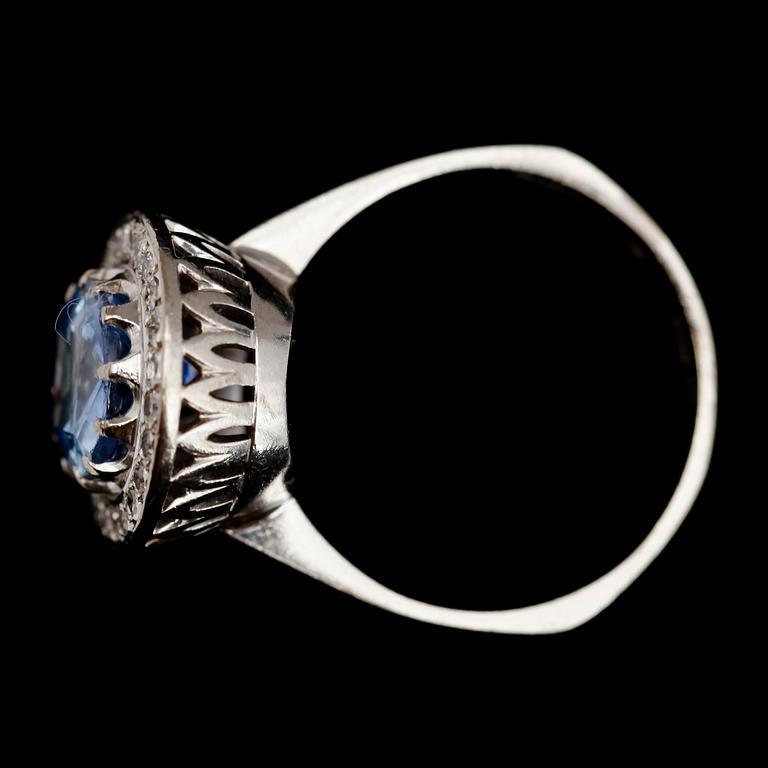 RING, 18 k vitguld, ljusblå safir 4,72 ct samt brljanter.
