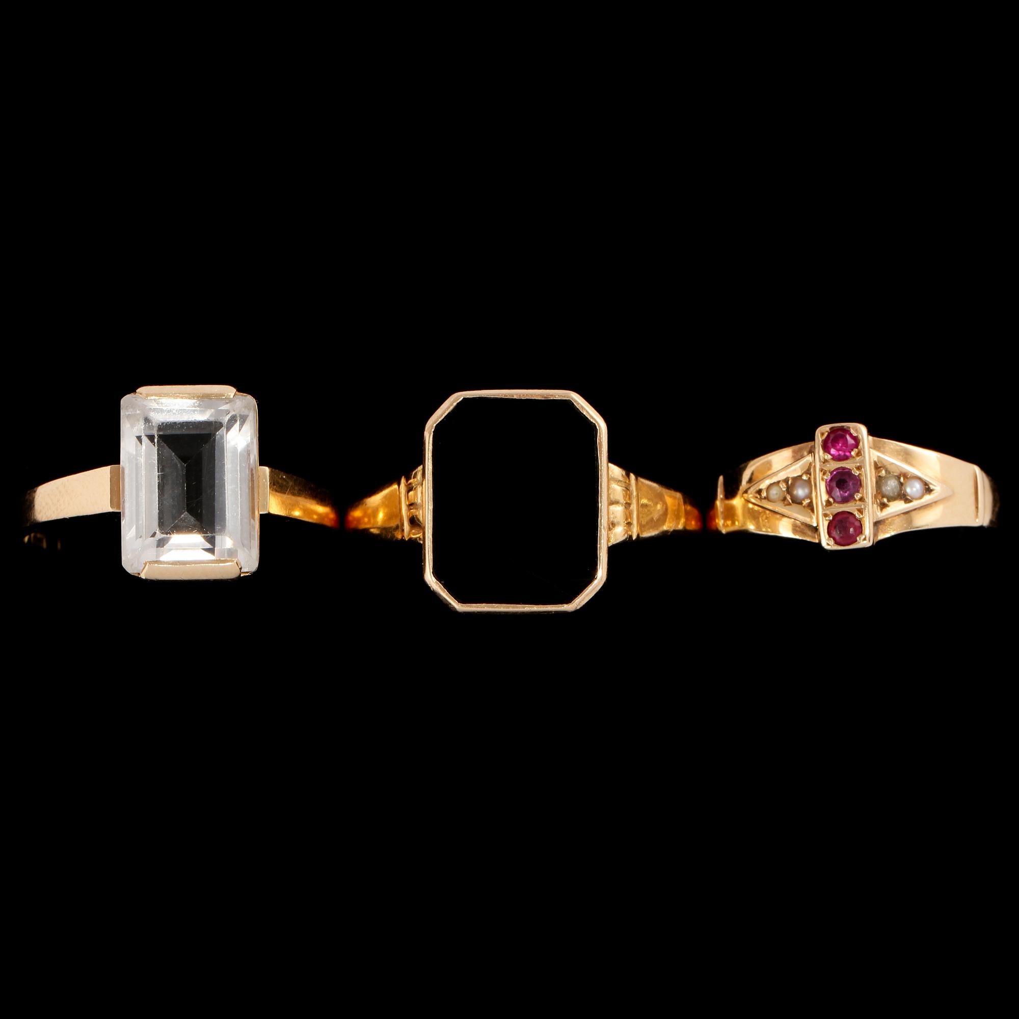 RINGAR, 3 st, 18k guld med bergkristall, onyx samt syntetiska röda stenar. Vikt 13 g.