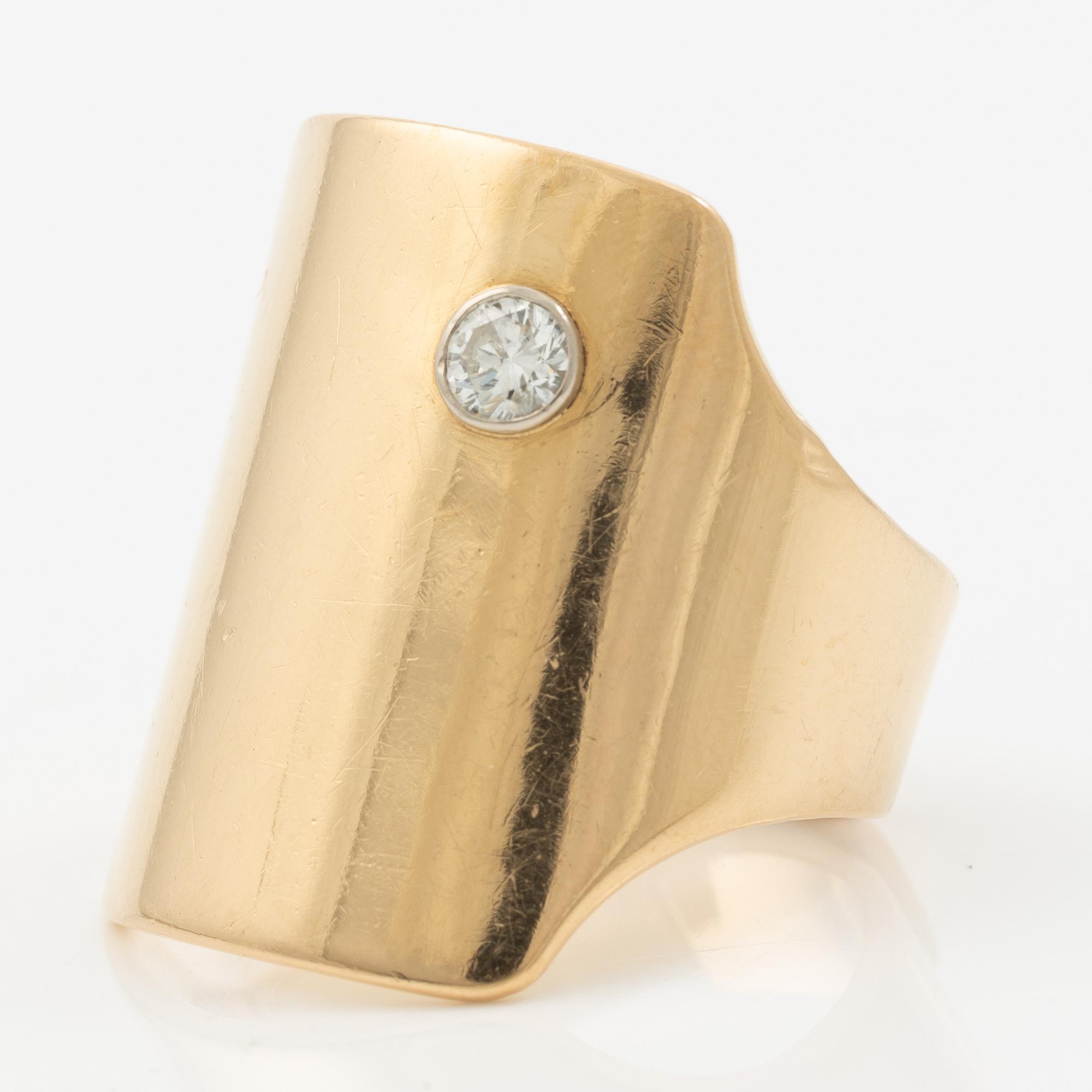 Ring in 18k gold set with a round brilliant-cut diamond.