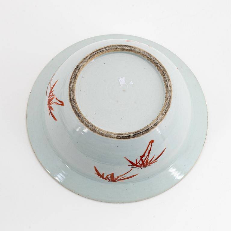 A famille rose basin, late Qing dynasty, circa 1900.