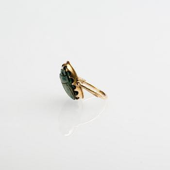RING, 18 k guld med enligt uppgift forntida skarabé. Vikt ca 4 g.