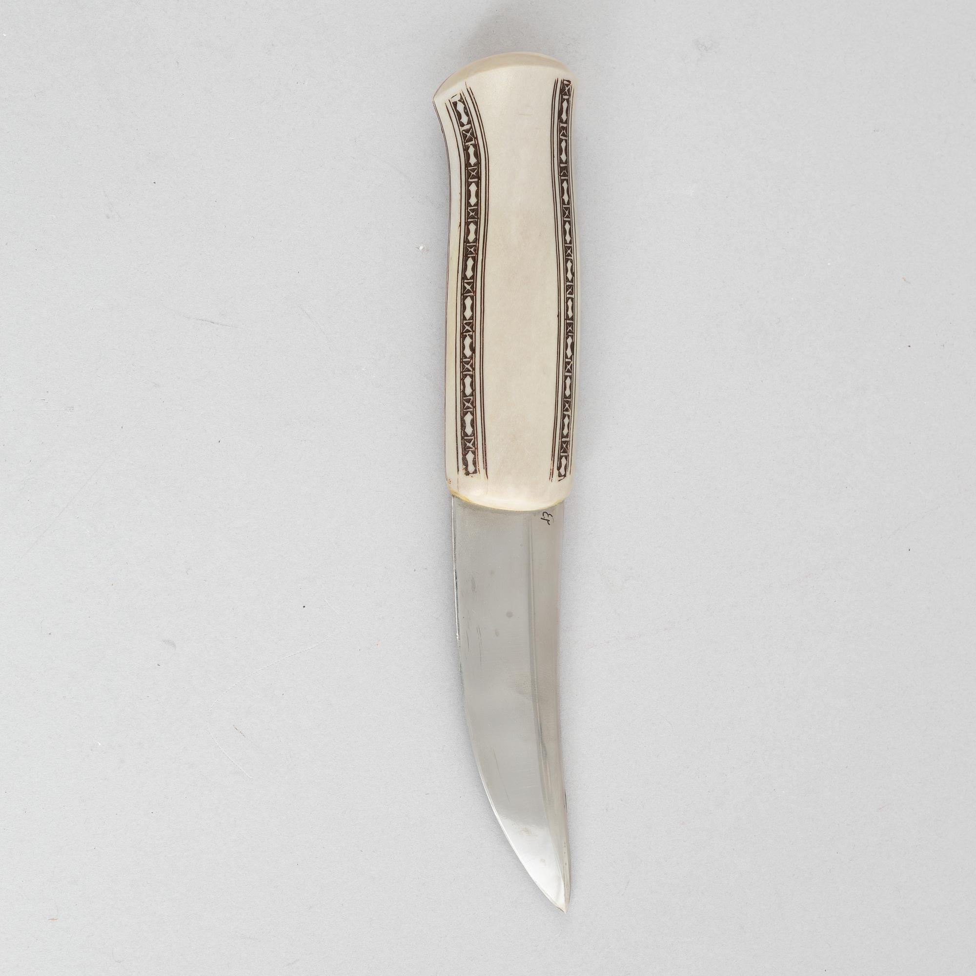 Esse Poggats, a reindeer horn knife.