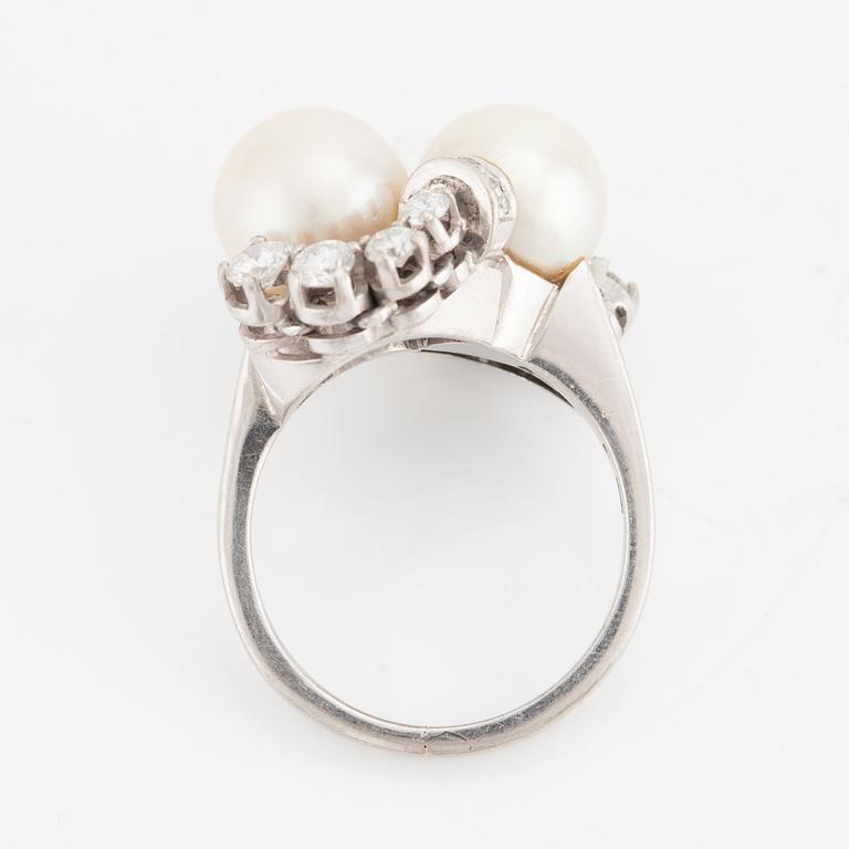 Ring, cocktail ring, 18K white gold with two cultured pearls and brilliant-cut diamonds.