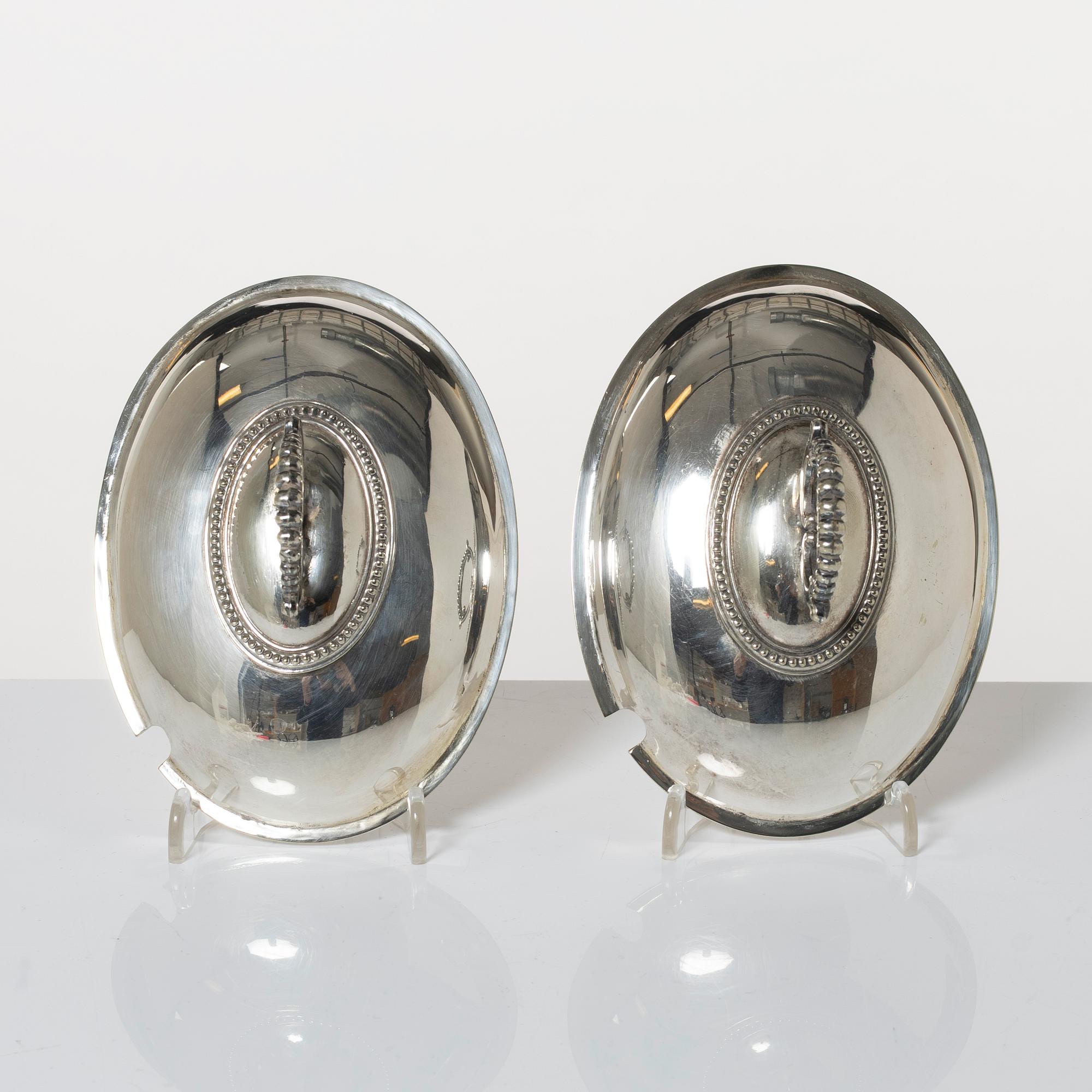 Bowls with lids, a pair, silver plate, Elkington, 20th century.