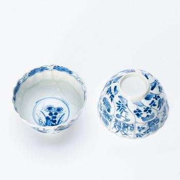 Koppar med fat, sju stycken, samt två extra koppar, porslin, Qingdynastin, Kangxi (1662-1722).