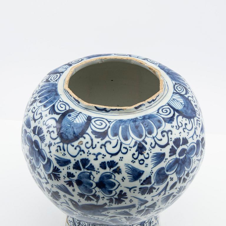 Urna, Delt, fajans, 1700-tal.