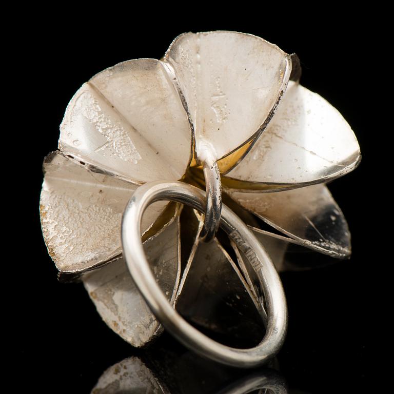 INNI PÄRNÄNEN, RING, "Polymorphous", goldplated silver, 2003.
