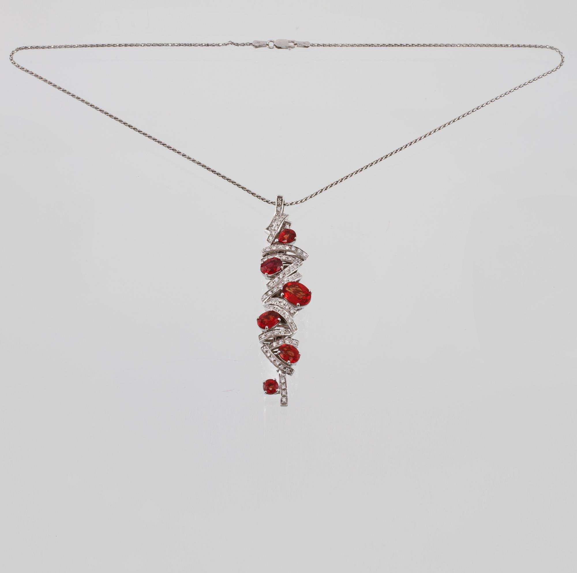 HÄNGE, 18K vitguld med 6 safirer samt briljantslipade diamanter, Alessandria, Italien. Vikt 18,6 gram.