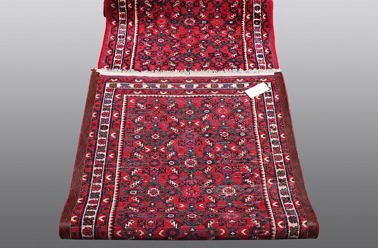 A runner, Hosenabad, ca 930 x 83 cm.