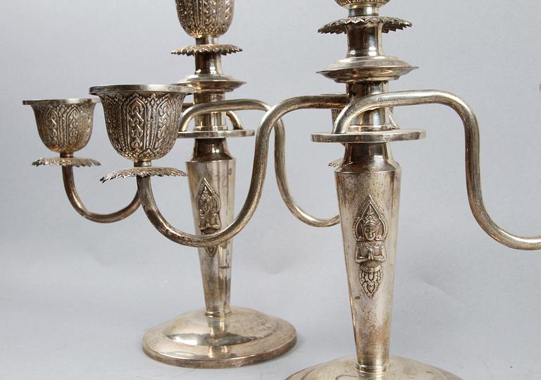 KANDELABRAR, ett par, sterlingsilver, Thailand, 1900-tal.