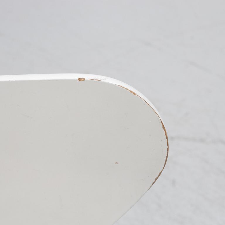 Arne Jacobsen, a pair of model 'Seven' chairs, Fritz Hansen, Denmark 1976.