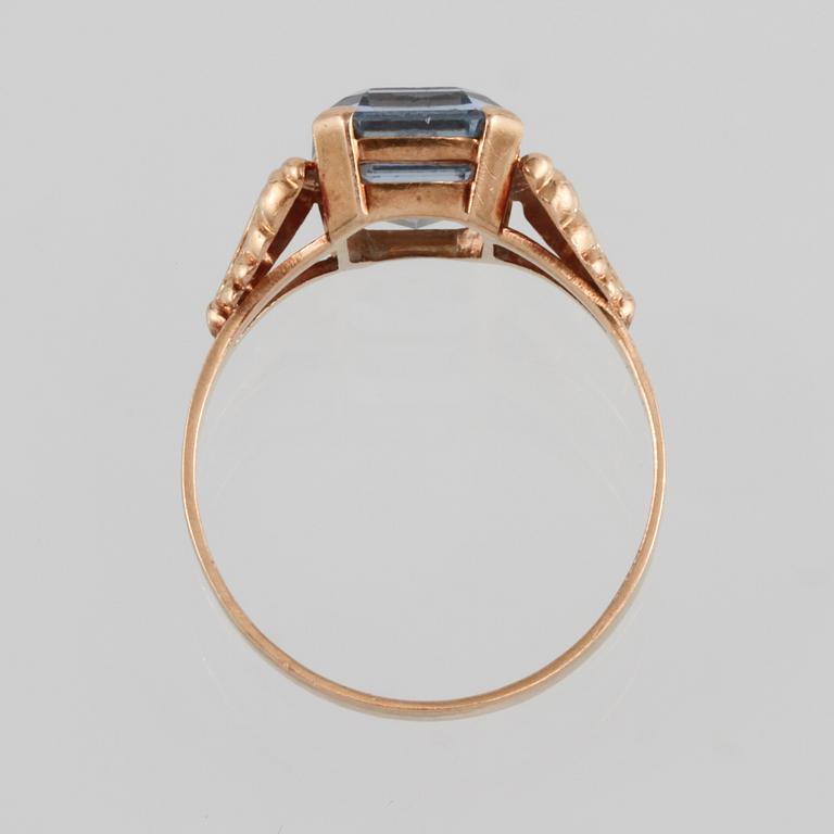RING, 18K guld med fasettslipad syntetiskt spinell, Trege, Göteborg, 1949. Vikt 2,6 gram.