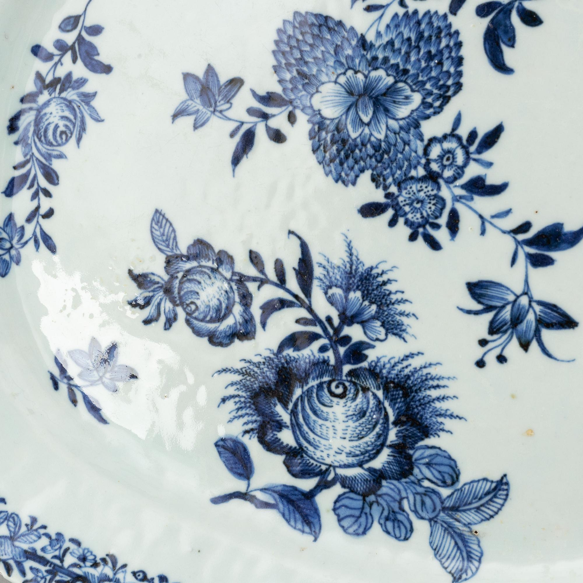 Stekfat, två stycken, kompaniporslin. Qingdynastin, Qianlong (1736-95).