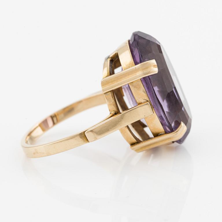 Ring in 14K gold with an oval amethyst, Larsen & Borker.