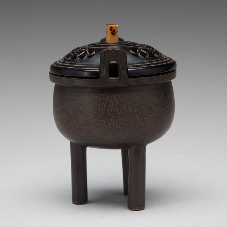 RÖKELSEKAR, brons. Qingdynastin, 1800-tal.