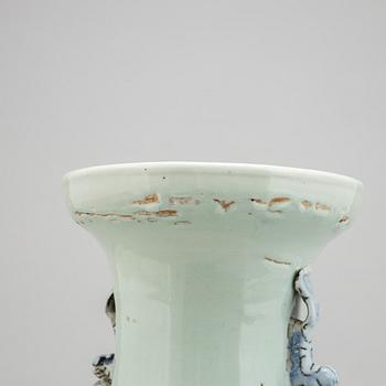 A Chinese porcelain vase, Qing dynasty, 19th century.