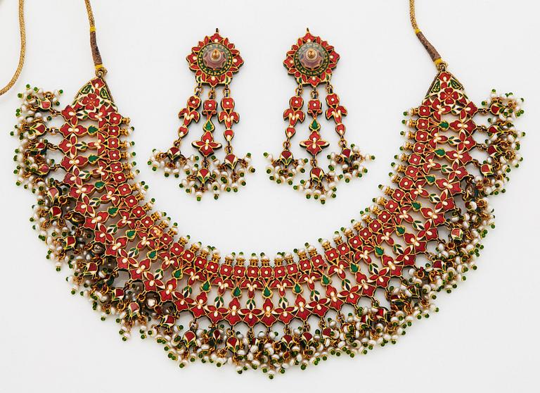 An Indian demi parure comprising a necklace and a pair of earrings.