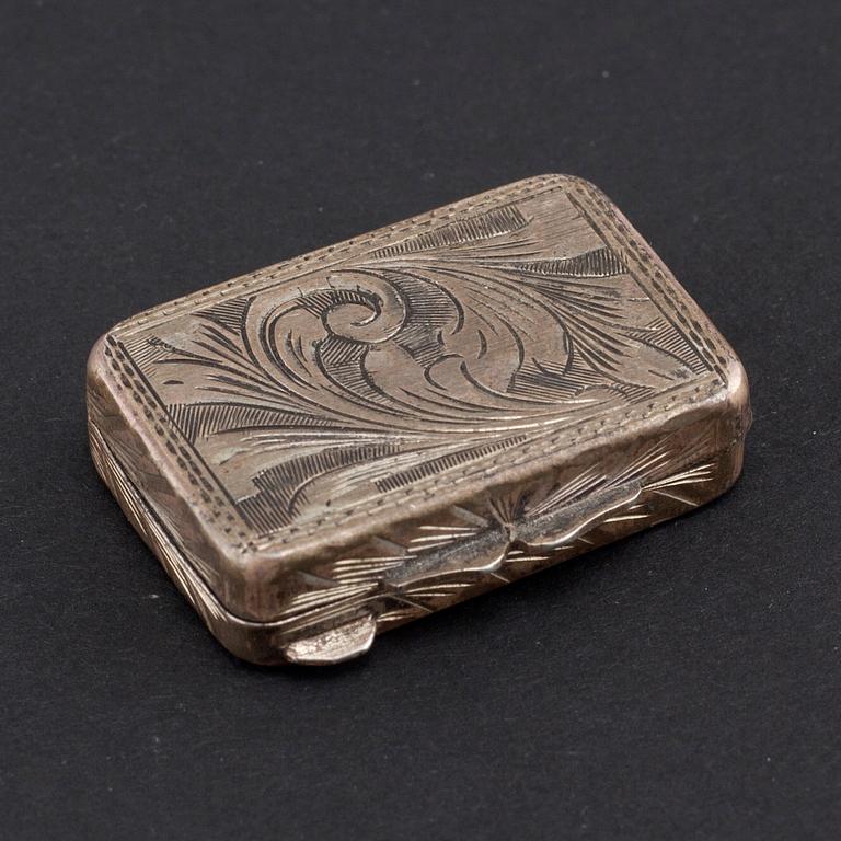 A cigarette case and a small box in silver, first half of the 20th century. Total weight 155 g.