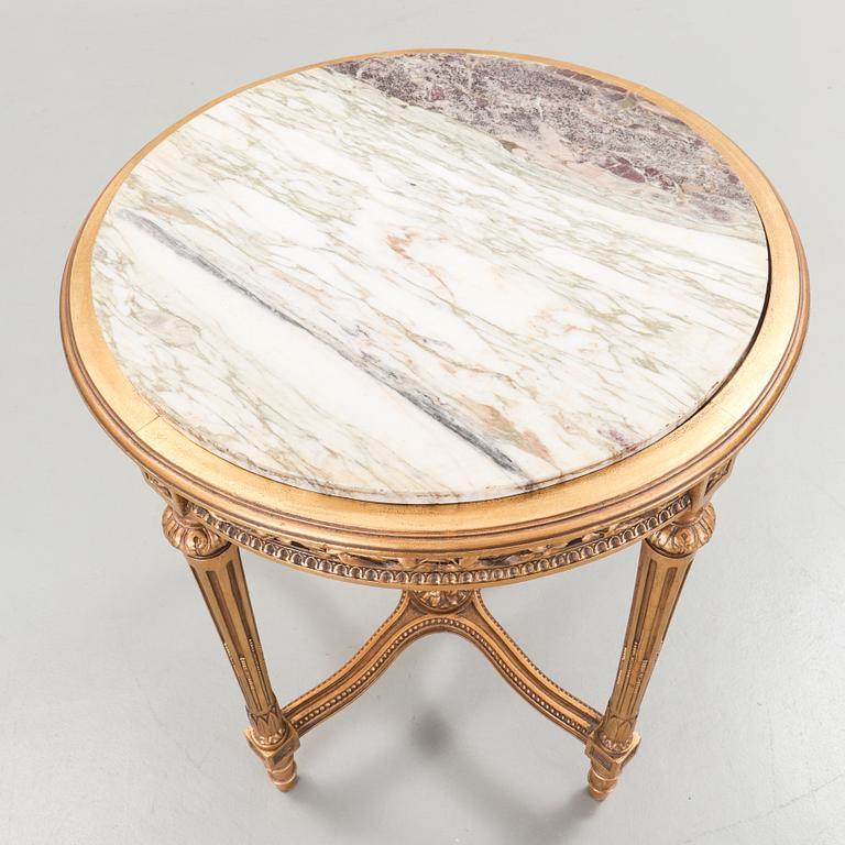 SOFFA, KARMSTOLAR, ett par, samt BORD. Louis XVI-stil, 1900-talets första hälft.