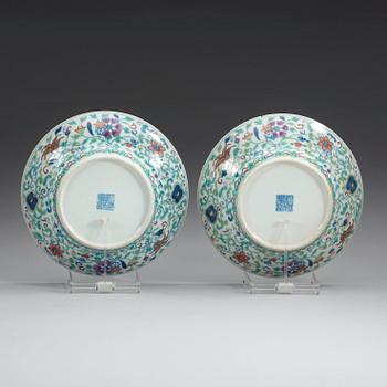 A pair of wucai dishes, Qing dynasty, with Daouguang seal mark.