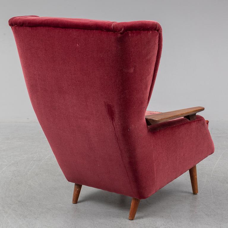 A mid 20th century easy chair.