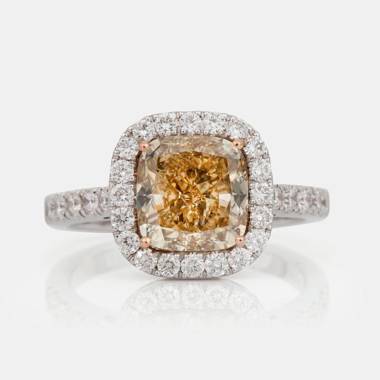 RING med en kuddslipad diamant, ca 3.15 ct, samt briljantslipade pavéfattade färglösa diamanter totalt ca 0.65 ct.