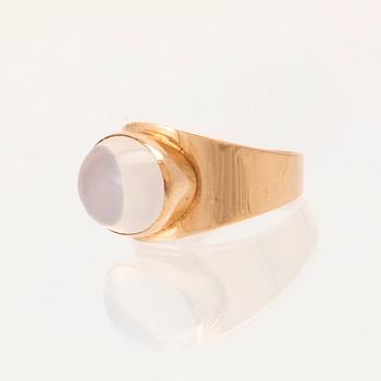 A 14K gold ring set with a cabochon-cut moonstone, Finland 1961.