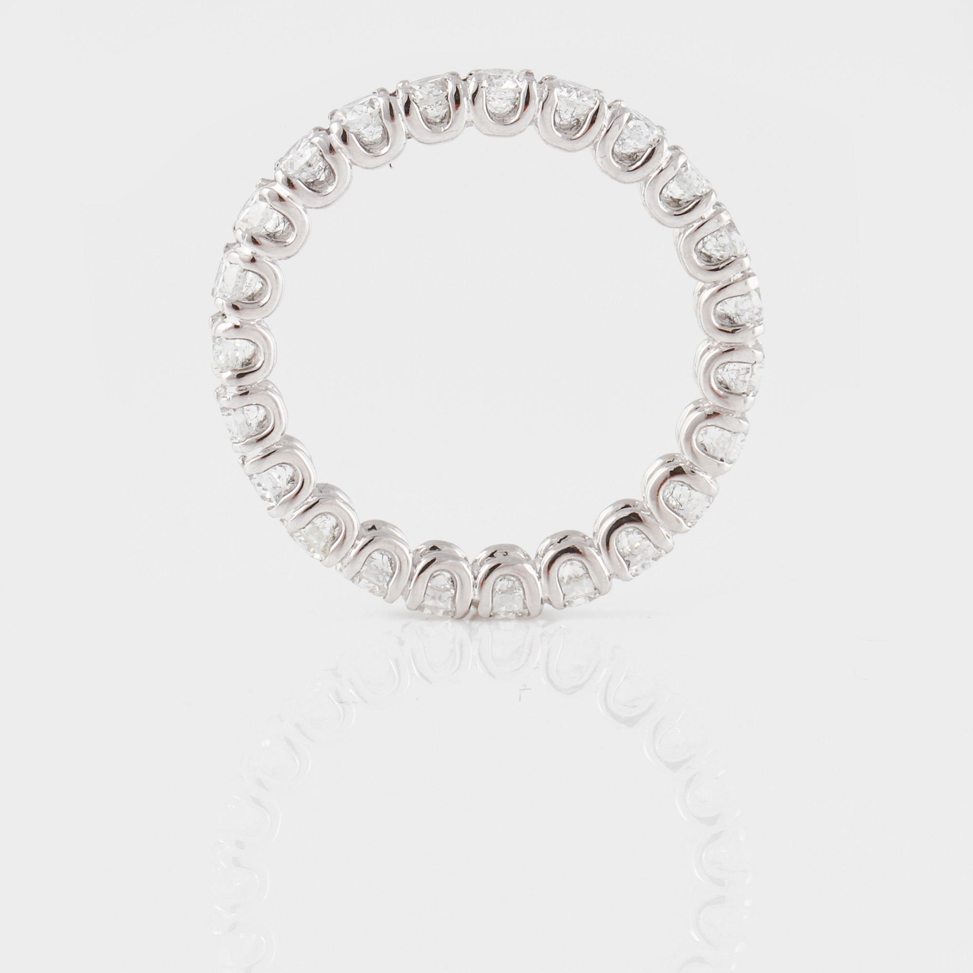 RING, sk eternityring, med briljantslipade diamanter, ca 2.00 ct.