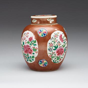 A famille rose jar with cover, Qing dynasty.