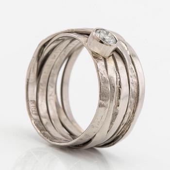 Ring, 18k vitguld med briljantslipad diamant.