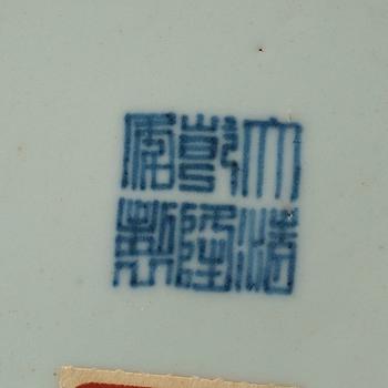 FAT, porslin. Qing dynastin (1644-1912)med Qianlongs sigillmärke.