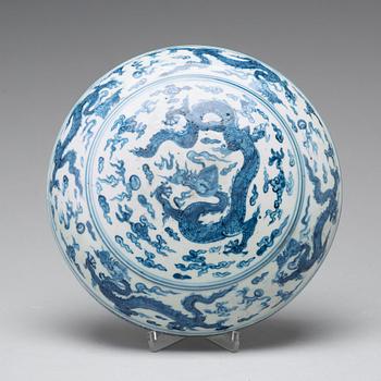 A blue and white box with cover, Ming dynasty, with Wanli mark and period (1572-1620).