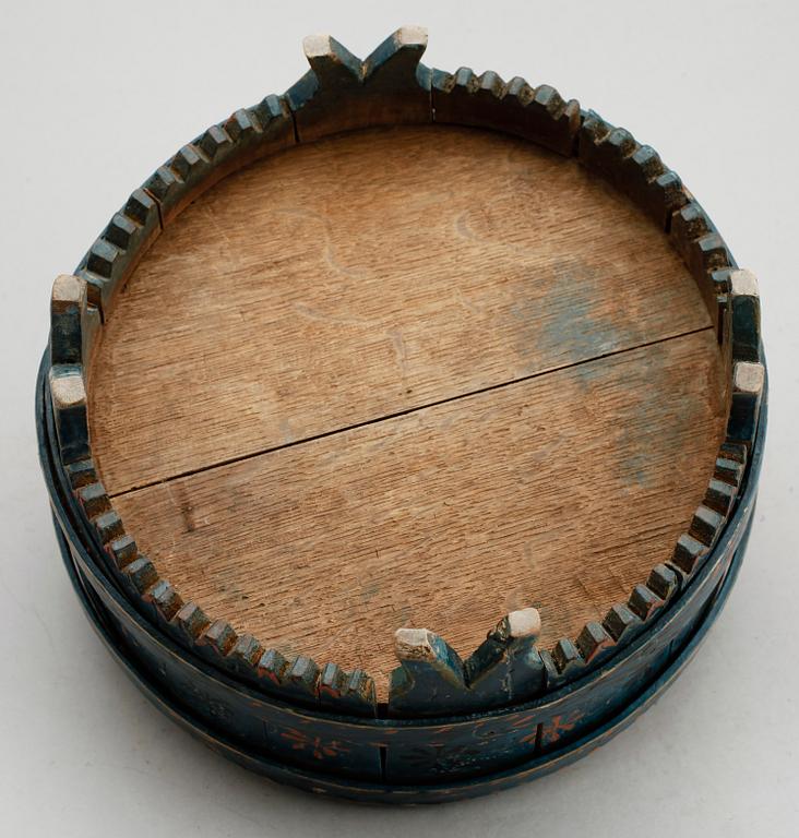 TRÄKÄRL med lock, allmoge, daterad 1851.