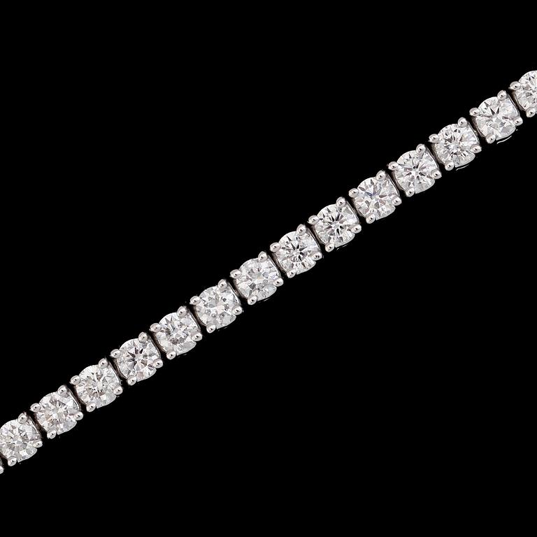ARMBAND, 18 k vitguld, briljantslipade diamanter tot ca 4.62 ct. Vikt ca 12,9 g.