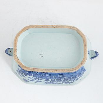 A Chinese blue and white wxport porcelain tureen with cover, Qing dynasty, Qianlong (1736-95).