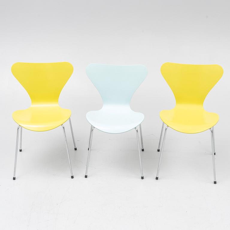 Arne Jacobsen, three 'Serie 7' chairs, Fritz Hansen 2005.