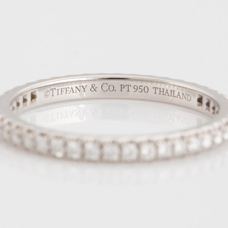 Tiffany helalliansring "Soleste" med runda briljantslipade diamanter total vikt ca 0.35 ct.