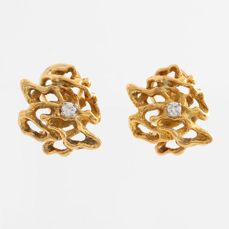 Clips, a pair, gold and brilliant-cut diamonds.