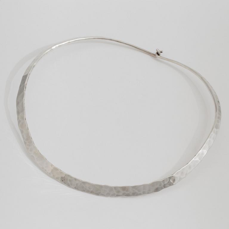 A necklace by Göran Kuhlin, Göteborg, 1995.