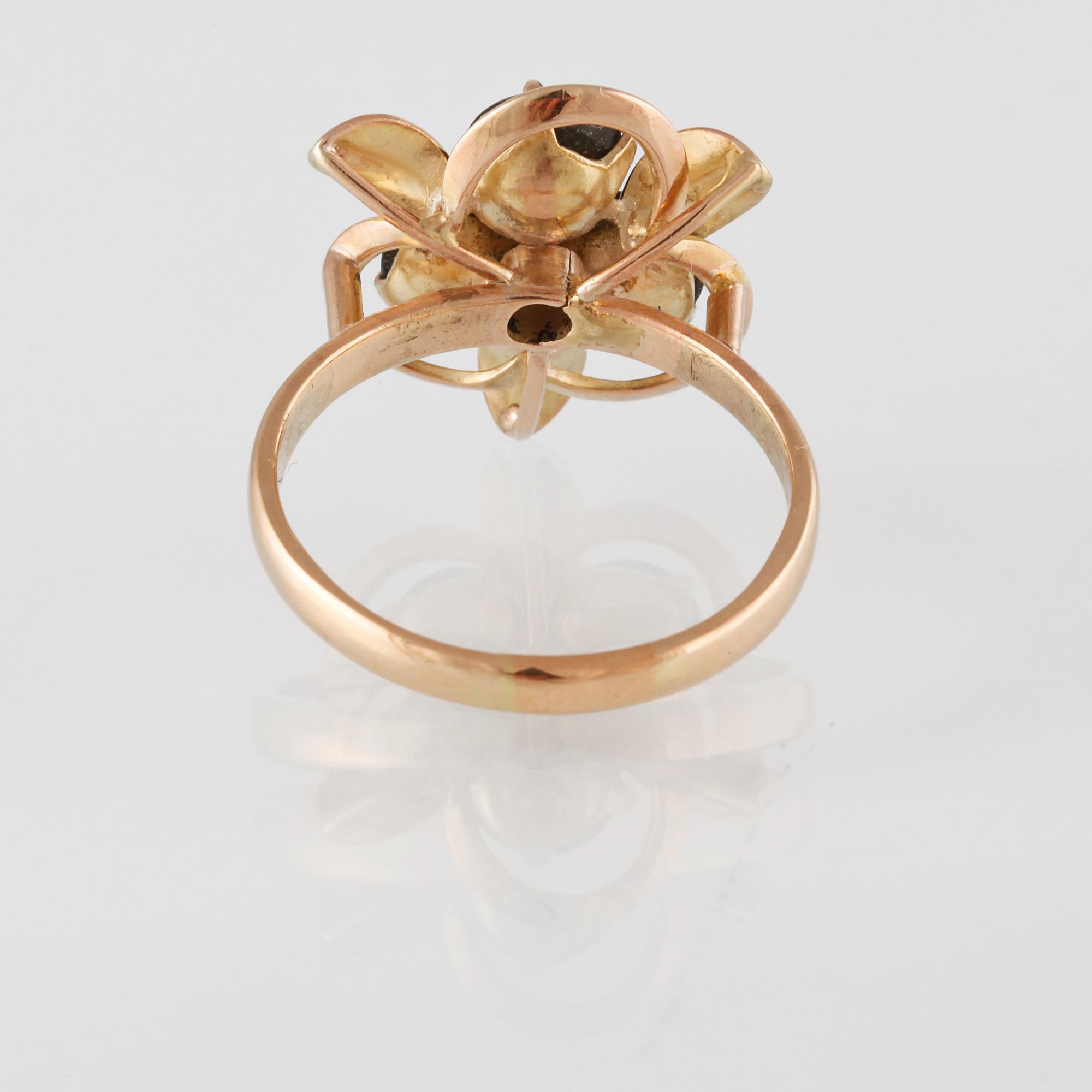 RING, 14K guld med 3 cabochonslipade svarta stjärnsafirer. Vikt 3,7 gram.